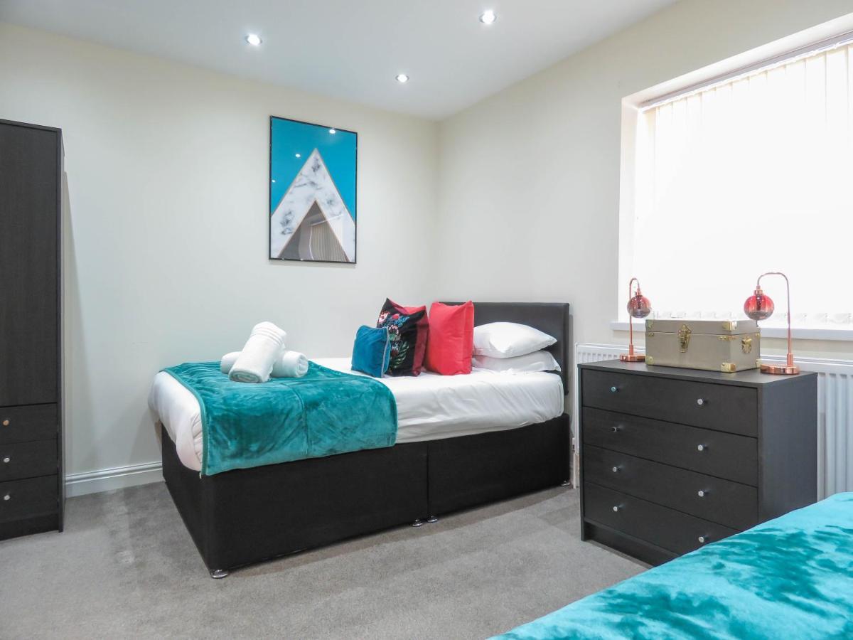 Tudors Esuites Four Bedroom House Birmingham Exterior photo