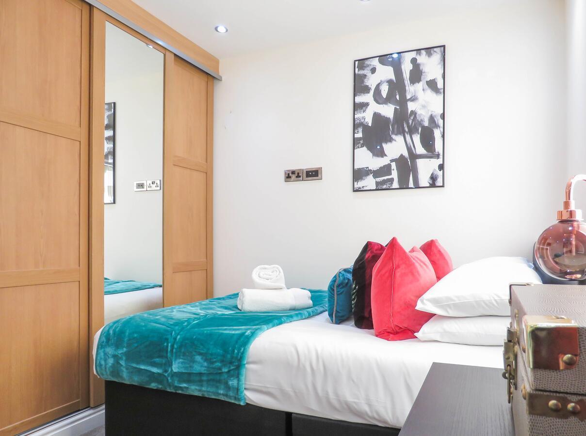 Tudors Esuites Four Bedroom House Birmingham Exterior photo