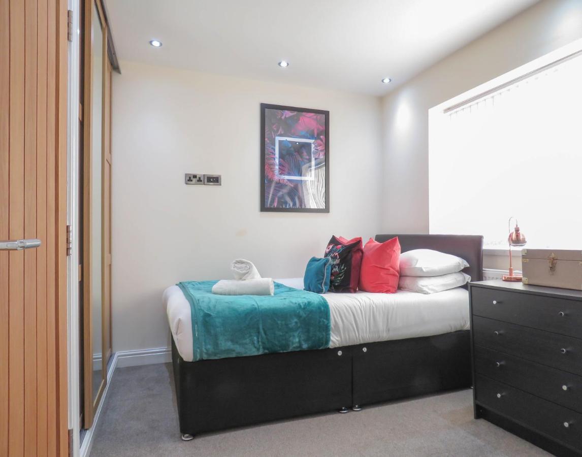 Tudors Esuites Four Bedroom House Birmingham Exterior photo